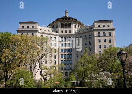 Terence Cardinal Cooke Health Care Center Overlooking The Conservatory Garden, Central Park, NYC Stock Photo