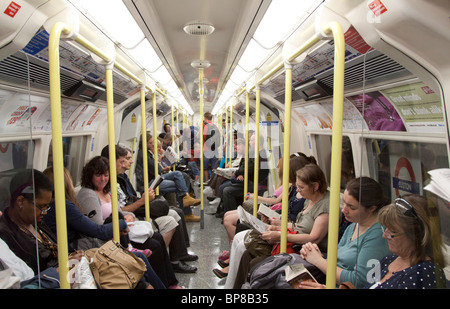 London Underground 1995 stock Northern line train at Elephant and ...
