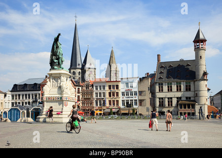 Vrijdagmarkt, Ghent, East Flanders, Belgium, Europe. Statue of Jacob van Artevelde with Flemish buildings around the square Stock Photo