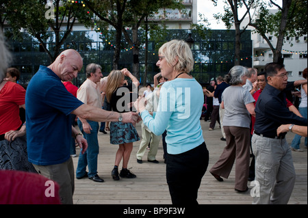 Paris, France, French People, group of seniors dancing, outdoors RocknRoll Style  at 'Paris Plages' on Seine River Quay, adult extracurricular activities, Authentic French lifestyle, retirement French pensioners fun Stock Photo