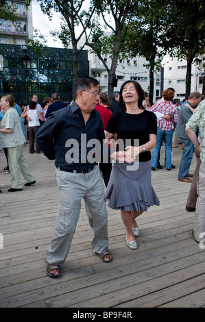 Paris, France, French Adult COuples, Rock n Roll Style Swing Dancing outdoors at 'Paris Plages' Event on Seine River, group of seniors, adult couples leisure diversity Stock Photo