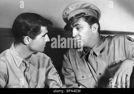 ROBERT YOUNG, ROBERT MITCHUM, CROSSFIRE, 1947 Stock Photo