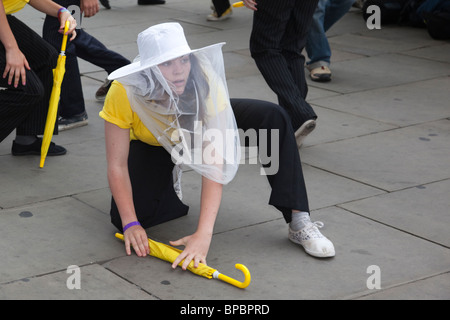 S'warm, National Youth Theatre Actors in Race to Save Honeybees, Flashmob-style performances on London Bridge Stock Photo