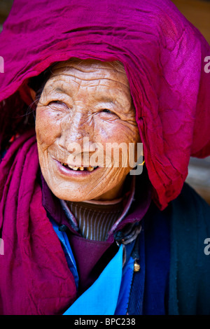 Old ethnic minority Chinese woman in Shangri-La or Zhongdian in Yunnan Province, China Stock Photo