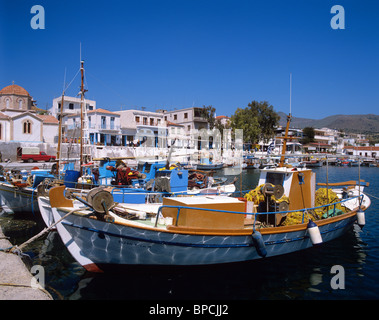 Tavernas and fish restaurants overlook the harbour in the picturesque fishing village of Perdika Stock Photo