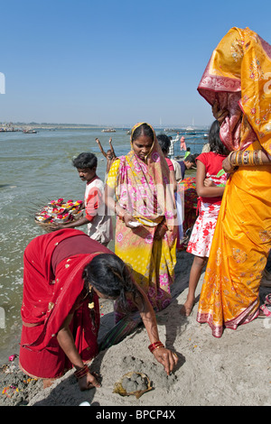 Traditional indian wedding. Making an offering at the Ganges river. Allahabad. India Stock Photo