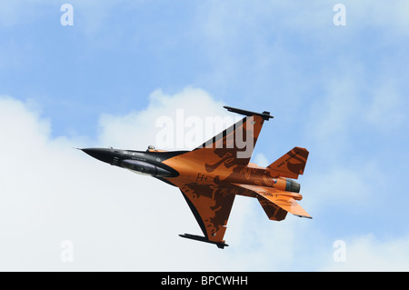 General Dynamic F-16AM Fighting Falcon from 322/323 Squadrons Royal Netherlands Air Force Leeuwarden rehearses its display at th Stock Photo