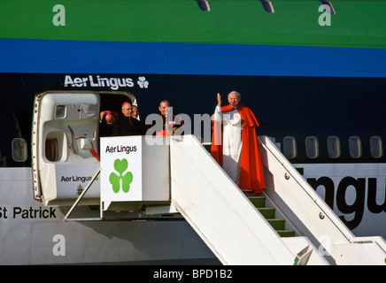 Pope John Paul II waves as he boards Aer Lingus flight at Shannon Airport following his visit to Ireland Stock Photo