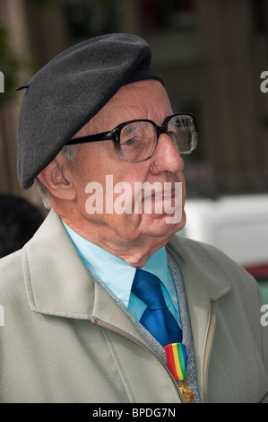 Paris, France, French Celebrate the Anniversary of Paris Liberation, portrait old man, English Veteran Wearing Beret Hat, French resistance, history jews france Stock Photo