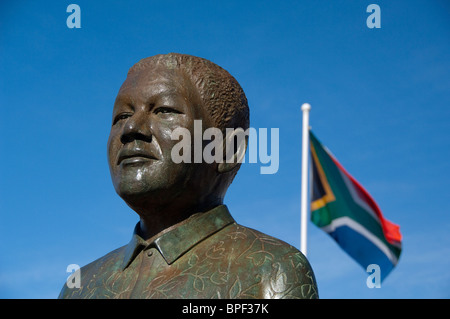 South Africa, Cape Town. Victoria & Alfred Waterfront, waterfront statue of famous South African leader Nelson Mandela. Stock Photo