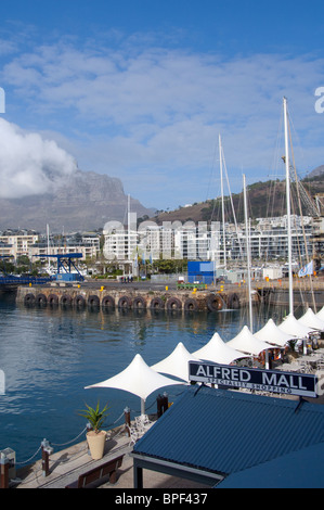 South Africa, Cape Town. Victoria & Alfred Waterfront harbor, Alfred Mall with Table Mountain in distance. Stock Photo