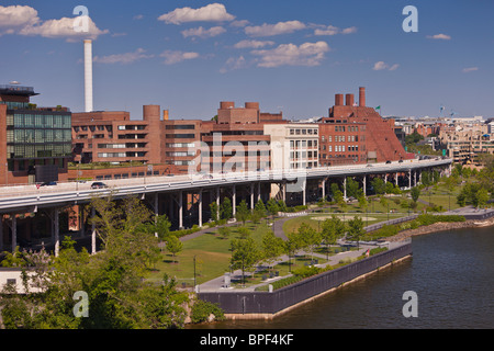 WASHINGTON, DC, USA - Georgetown Waterfront Park, and elevated Whitehurst Freeway, in Georgetown by the Potomac River. Stock Photo