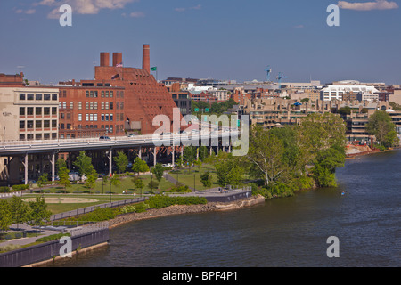 WASHINGTON, DC, USA - Georgetown Waterfront Park, and elevated Whitehurst Freeway, in Georgetown by the Potomac River. Stock Photo