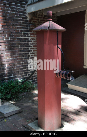 Bladen's Court in Elfreth Alley, - the oldest still inhabited street in Philadelphia, Pennsylvania, USA - water pump Stock Photo