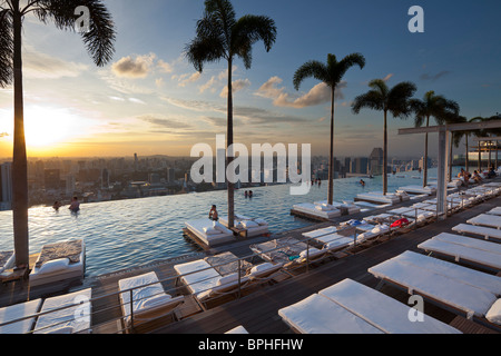 SkyPark infinity swimming pool, Marina Bay Sands Resort hotel, Marina Bay, Singapore Stock Photo
