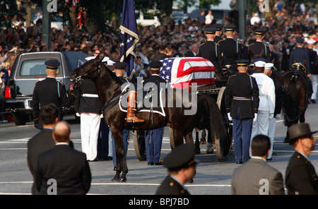 WASHINGTON, DC - JUNE 9:  The caisson with the casket of former United States President Ronald Reagan and a riderless horse with his boot prepare to proceed to the United States Capitol June 9, 2004 in Washington, DC. (Photograph by Jonathan Paul Larsen / Diadem Images) Stock Photo