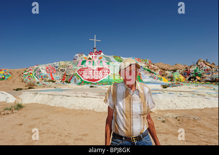 Leonard Knight standing in front of his creation Salvation Mount near Slab City outside of Niland, California. Stock Photo