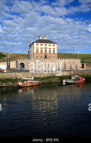 Gunsgreen House stands overlooking the harbour in the Scottish port of Eyemouth. Stock Photo