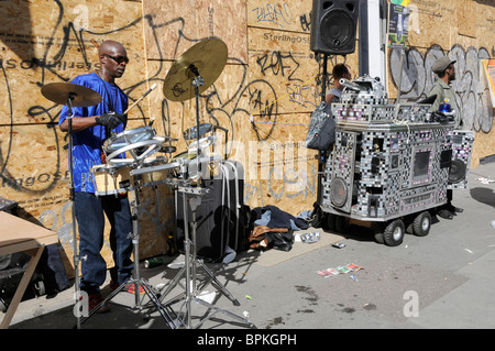 UK. PLAYING PERCUSSION AT NOTTING HILL CARNIVAL THE BIGGEST ONE IN EUROPE. LONDON, ENGLAND Stock Photo
