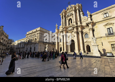 People visiting cathedral, Syracuse, Ortygia island, Sicily, Italy Stock Photo