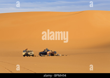 Jeeps in Sanddunes, Erg Murzuk, libyan desert, Libya, Sahara, North Africa Stock Photo