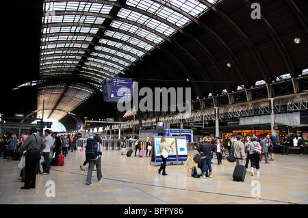 Train platforms, London Paddington Railway Station, Paddington, City of Westminster, Greater London, England, United Kingdom Stock Photo