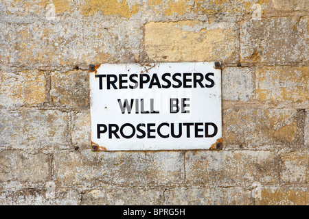 Trespassers Will Be Prosecuted notice on a Cotswold stone wall at Toddington, Gloucestershire Stock Photo