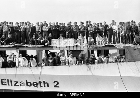 Survivors of HMS Coventry returning to Southampton following the Falklands War on the QE2 11/6/82 Stock Photo