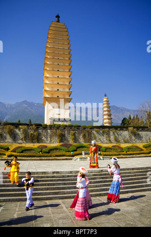 Chinese tourists play in costumes in front of the Three Pagodas, San Ta, Dali, Yunnan, China Stock Photo