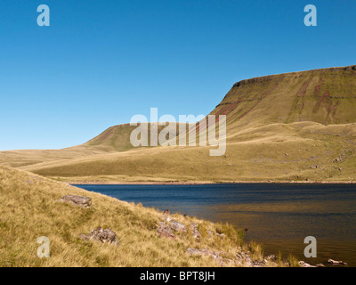 Llyn y Fan Fach nestled below the steep slopes of the Bannau Sir Gaer on Black Mountain, Brecon Beacons National Park Stock Photo