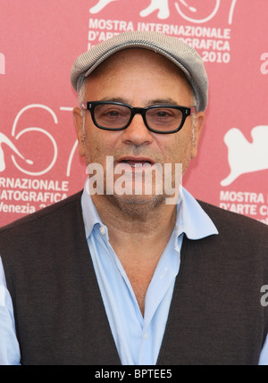 AMOS POE LA COMMEDIA PHOTOCALL. 67TH VENICE FILM FESTIVAL VENICE  ITALY 04 September 2010 Stock Photo