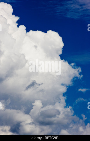 Puffy white cumulus clouds against a blue sky Stock Photo - Alamy