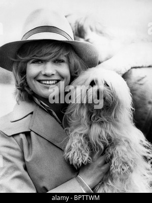 JUDY GEESON & DOG ACTRESS (1974) Stock Photo