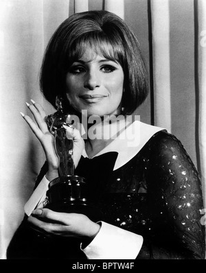 BARBRA STREISAND WITH OSCAR BEST ACTRESS IN FUNNY GIRL (1969) Stock Photo