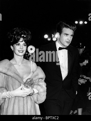 NATALIE WOOD & WARREN BEATTY SPLENDOUR IN THE GRASS FILM PREMIERE (1961) Stock Photo