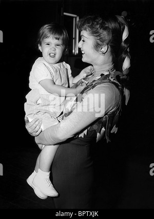 DEBBIE REYNOLDS WITH DAUGHTER CARRIE FISHER ACTRESS WITH DAUGHTER (1959) Stock Photo