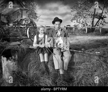 SCENE WITH RAY BOLGER ACTORS (1946) Stock Photo