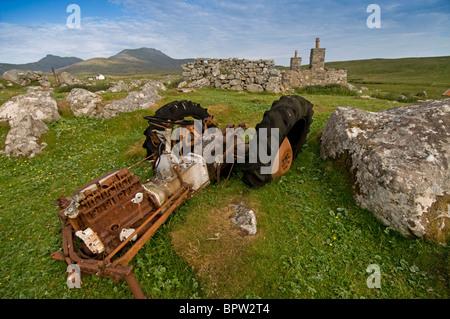 Abandoned croft house and Neglected agricultural machinery at Sniseabhal, South Usit Scotland. SCO 6508 Stock Photo