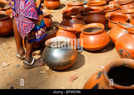 Pots for sale, Dhuruba tribe market, Orissa, India Stock Photo