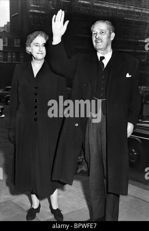 LADY DOROTHY MACMILLAN & HAROLD MACMILLAN PRIME MINISTER & WIFE 01 June 1963 LONDON Stock Photo