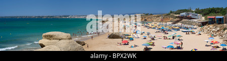 Portugal, the Algarve,  Praia da Galé beach, between Armacao de Pera and Albufeira, busy in summer. Stock Photo