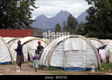 South Africa: Refugees from Zimbabwe are still staying in tents at the DeDoorns Refugee camp, Western Cape, Hex Valley Stock Photo