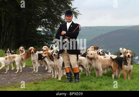 PC Mike Williams with hounds of The Caerphilly & District Farmers Hunt, Caerphilly, Wales, 10-09-04. Photo by John Robertson. Stock Photo