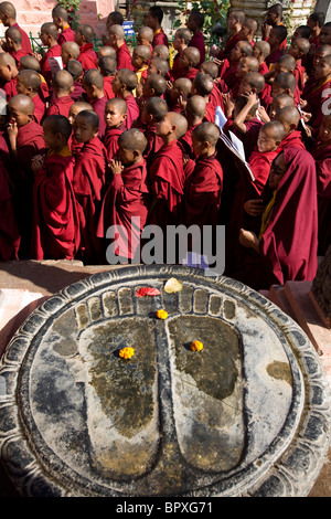 Tibetan monks visiting the Mahabodhi Temple, Bodhgaya, Bihar, India. Stock Photo
