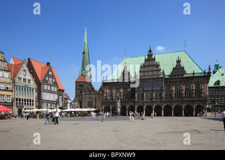 Buergerhaeuser mit Liebfrauenkirche und Rathaus am Marktplatz in Bremen, Weser, Freie Hansestadt Bremen Stock Photo