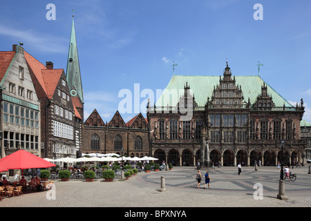 Buergerhaeuser mit Liebfrauenkirche und Rathaus am Marktplatz in Bremen, Weser, Freie Hansestadt Bremen Stock Photo