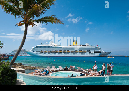 Mexico, Cozumel. Cruise ships and pool at Grand Park Royal Hotel, San Miguel, Isla Cozumel, Cozumel Island. Stock Photo