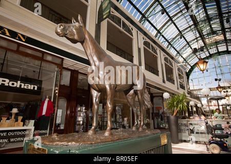 UK, England, Merseyside, Southport, Lord Street, Wayfarers Arcade racehorse Red Rum memorial statue Stock Photo