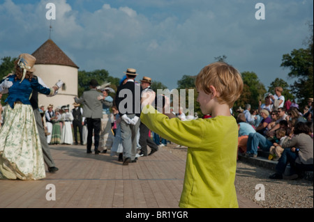France - Young BOy taking pictures, mature Couple Dancing at French Castle, 'Chateau de Breteuil', Families Dressed in Traditional Period Costume, Fancy Dress, PATRIMOINE JOURNEES Stock Photo