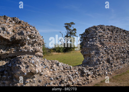The walls of Burgh Castle are flint and mortar and the wall faces are made with knapped flints and layers of red Roman tile Stock Photo